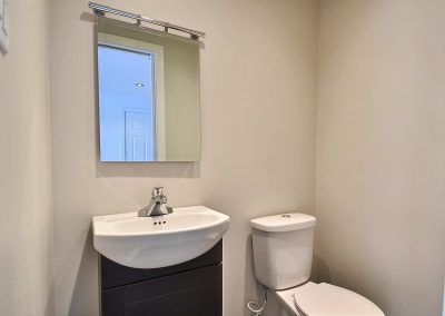 La salle d’eau du rez-de-chaussée a été optimisée en y intégrant un meuble lavabo de petit format. La porte coulissante de cette salle d’eau permet aussi une économie importante d’espace.